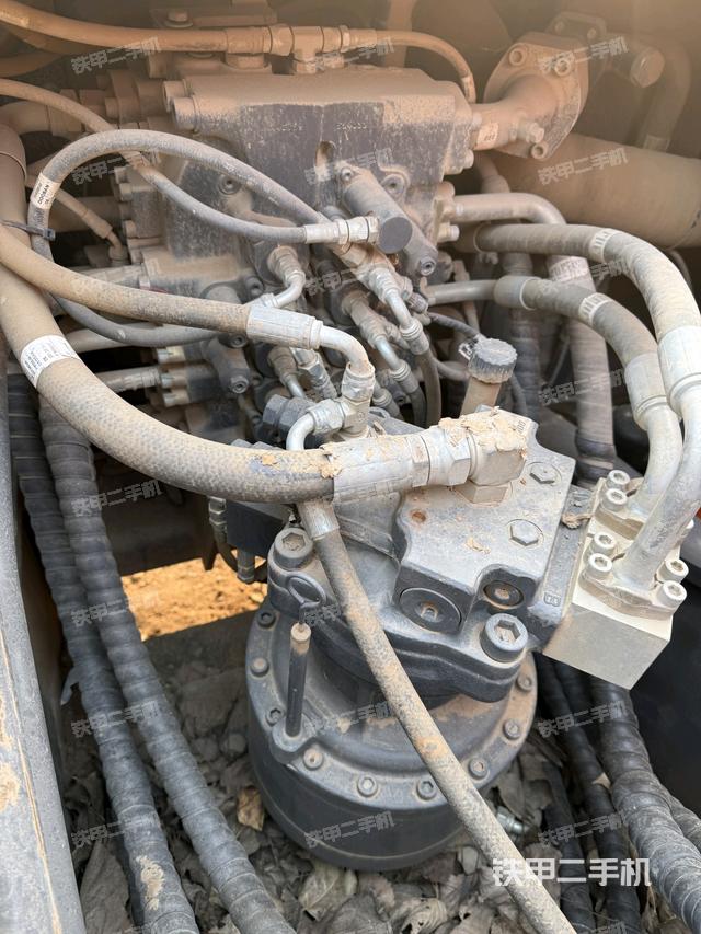 回轉(zhuǎn)馬達和主控閥(整機外觀) 回轉(zhuǎn)馬達和主控閥(整機外觀)