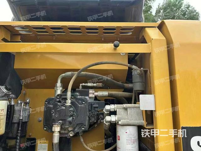 液壓泵艙室正面整體(整機(jī)外觀) 液壓泵艙室正面整體(整機(jī)外觀)