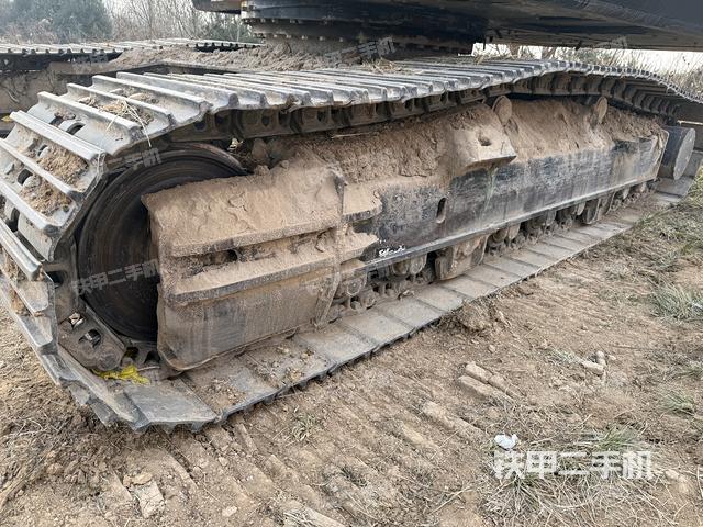 單側(cè)履帶整體(整機(jī)外觀) 單側(cè)履帶整體(整機(jī)外觀)