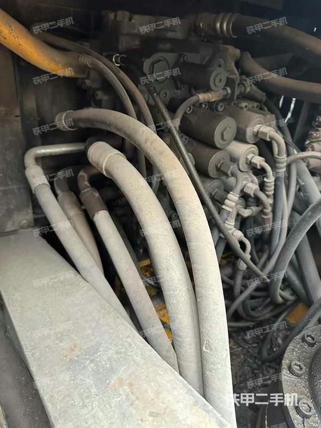 回轉(zhuǎn)馬達和主控閥(整機外觀) 回轉(zhuǎn)馬達和主控閥(整機外觀)