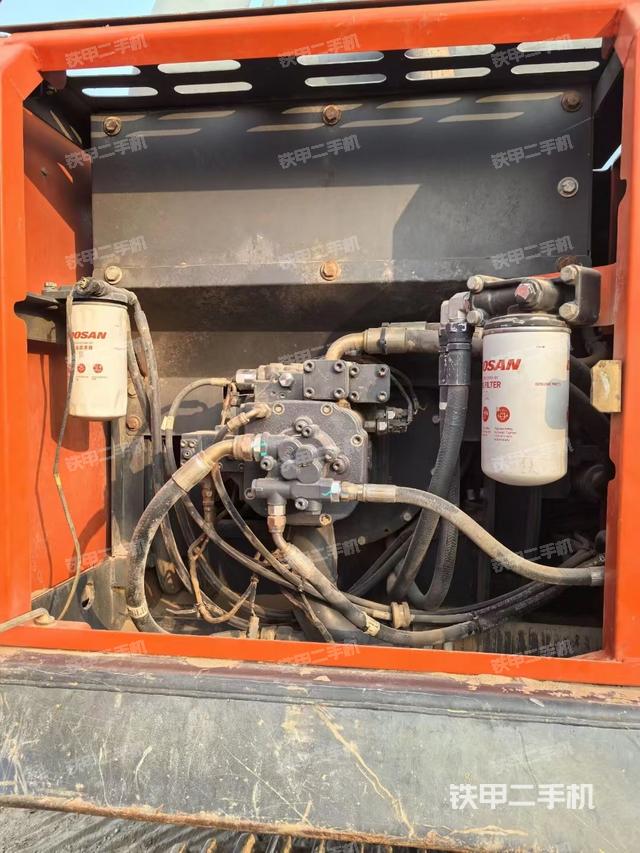 液壓泵艙室正面整體(整機(jī)外觀) 液壓泵艙室正面整體(整機(jī)外觀)