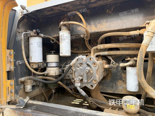 液壓泵艙室正面整體(整機(jī)外觀) 液壓泵艙室正面整體(整機(jī)外觀)