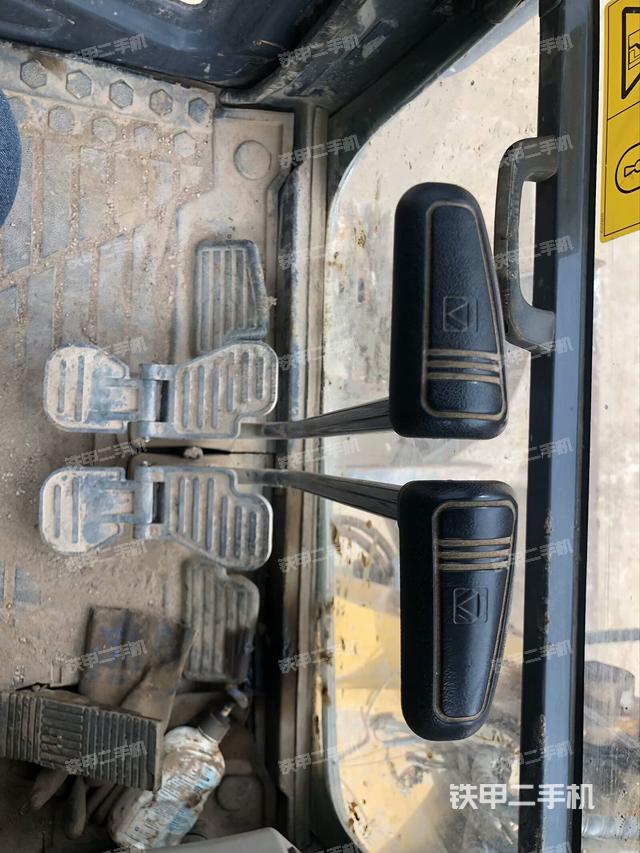 行走控制手柄和踏板?俯拍（駕駛室部分）