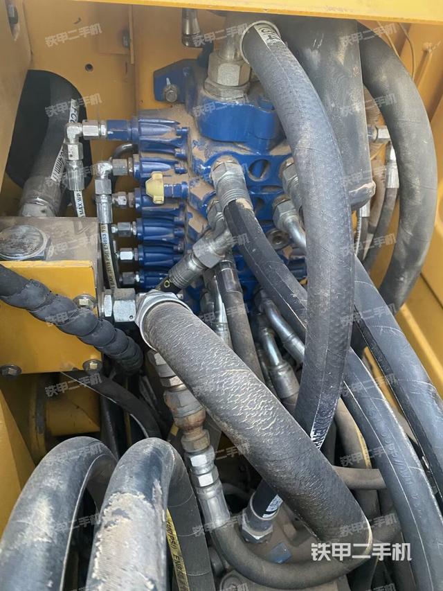 回轉(zhuǎn)馬達(dá)和主控閥（整機(jī)外觀）