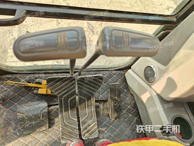 左后方玻璃角標(biāo)（駕駛室部分）