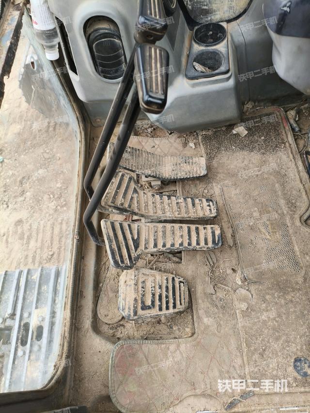 行走控制手柄和踏板 俯拍(驾驶室部分) 行走控制手柄和踏板 俯拍(驾驶室部分)