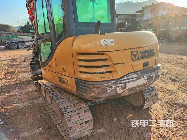 回轉(zhuǎn)馬達(dá)和主控閥(整機(jī)外觀) 回轉(zhuǎn)馬達(dá)和主控閥(整機(jī)外觀)