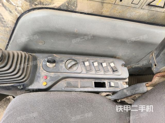 座椅右侧控制台/钥匙门/油门/含右手柄(驾驶室部分) 座椅右侧控制台/钥匙门/油门/含右手柄(驾驶室部分)