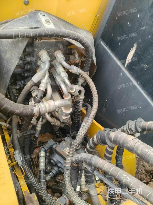 回轉(zhuǎn)馬達(dá)和主控閥（整機外觀）