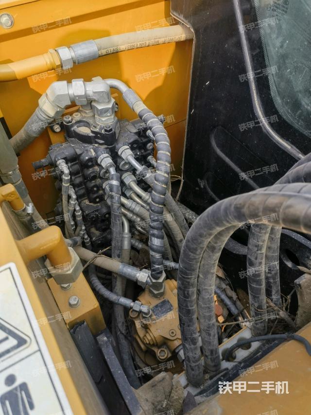 回轉(zhuǎn)馬達(dá)和主控閥（整機(jī)外觀）