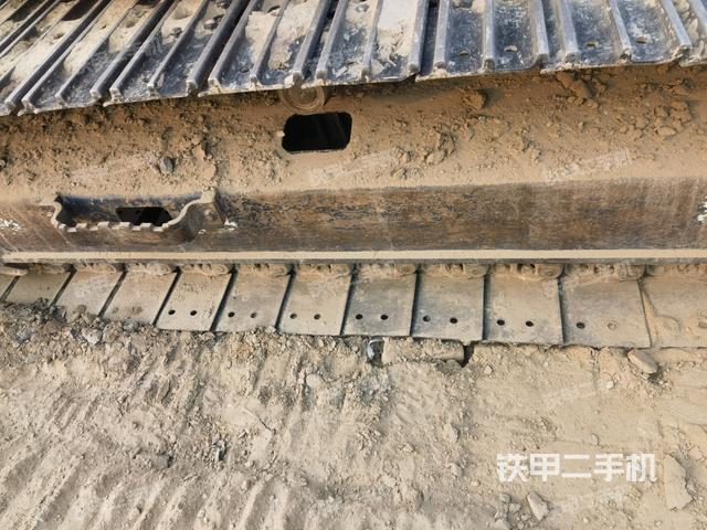 單側(cè)履帶整體(整機(jī)外觀) 單側(cè)履帶整體(整機(jī)外觀)