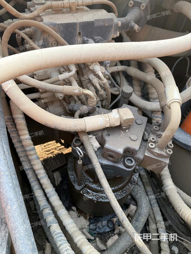 回轉(zhuǎn)馬達(dá)和主控閥（整機(jī)外觀）