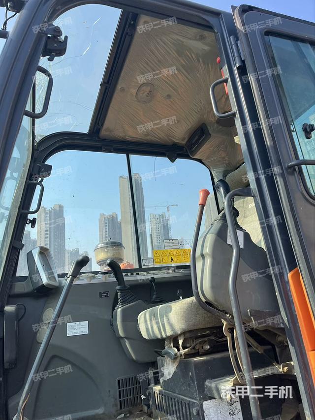 駕駛室整體(整機外觀) 駕駛室整體(整機外觀)