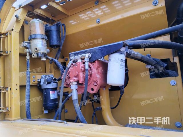 液壓泵艙室正面整體(整機外觀) 液壓泵艙室正面整體(整機外觀)