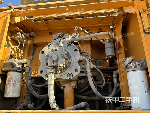 液壓泵艙室正面整體(整機(jī)外觀) 液壓泵艙室正面整體(整機(jī)外觀)