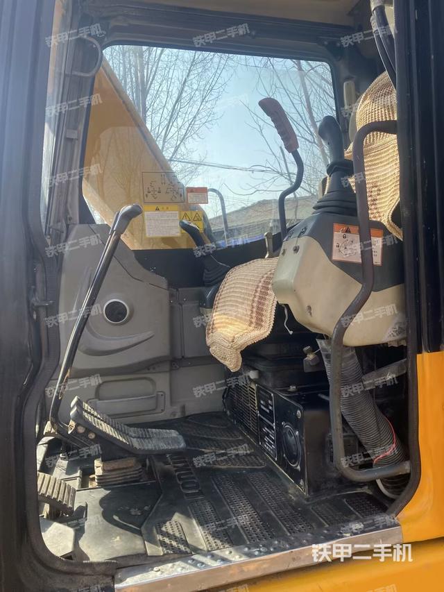 駕駛室頂部（整機外觀）