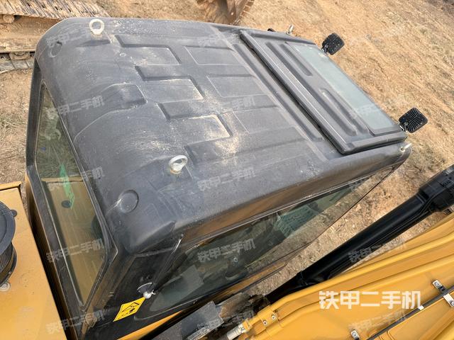 駕駛室頂部(整機(jī)外觀) 駕駛室頂部(整機(jī)外觀)