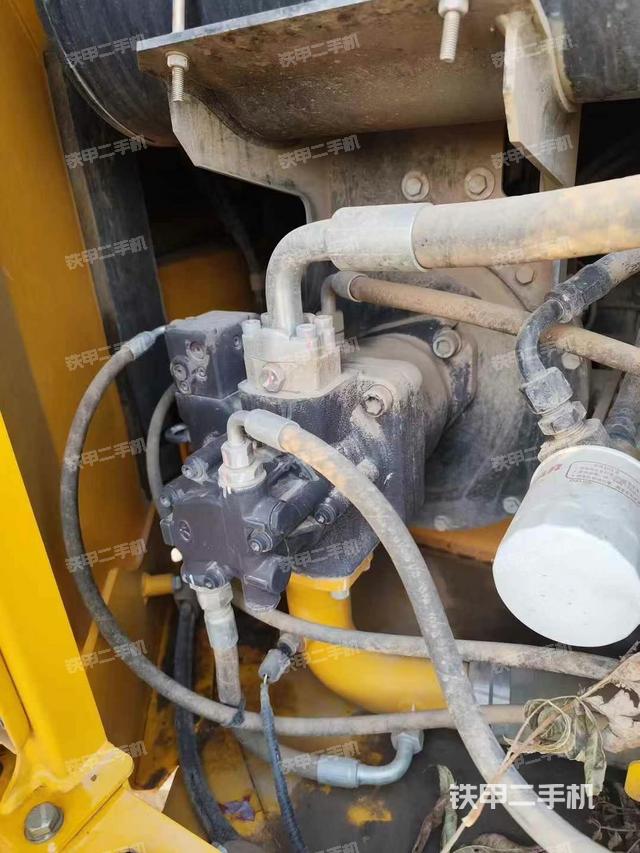 液壓泵艙室正面整體(整機(jī)外觀) 液壓泵艙室正面整體(整機(jī)外觀)