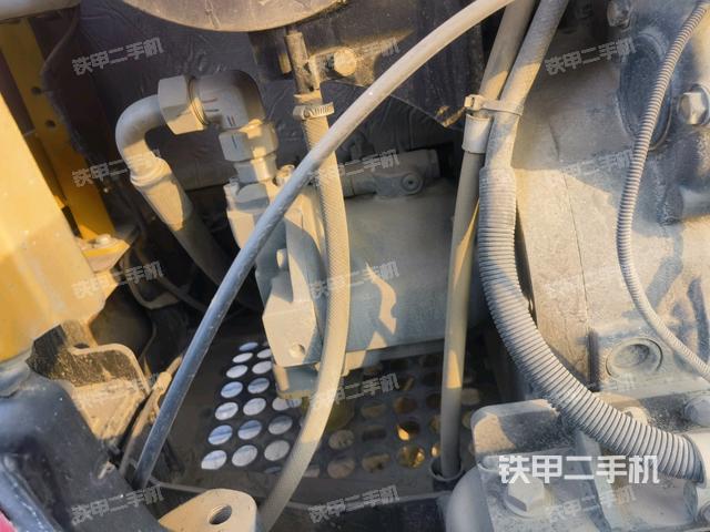 液壓泵艙室正面整體(整機(jī)外觀) 液壓泵艙室正面整體(整機(jī)外觀)