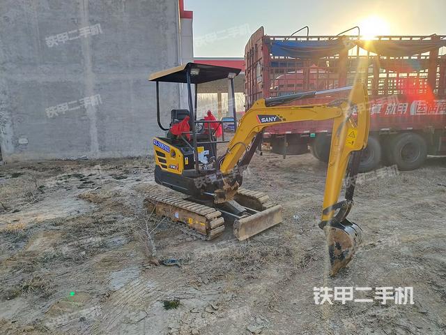 回轉(zhuǎn)馬達和主控閥(整機外觀) 回轉(zhuǎn)馬達和主控閥(整機外觀)