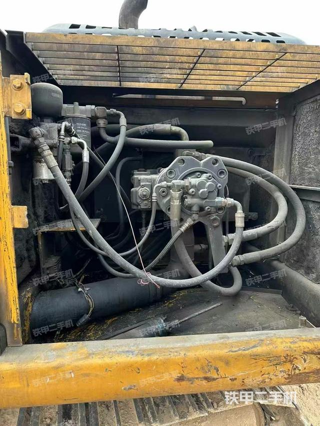 液壓泵艙室正面整體(整機外觀) 液壓泵艙室正面整體(整機外觀)