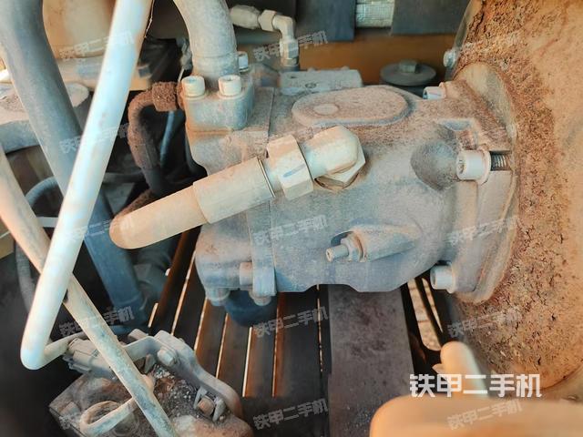 液壓泵艙室正面整體(整機(jī)外觀) 液壓泵艙室正面整體(整機(jī)外觀)