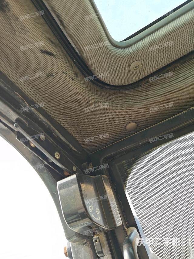 行走控制手柄和踏板?俯拍（駕駛室部分）