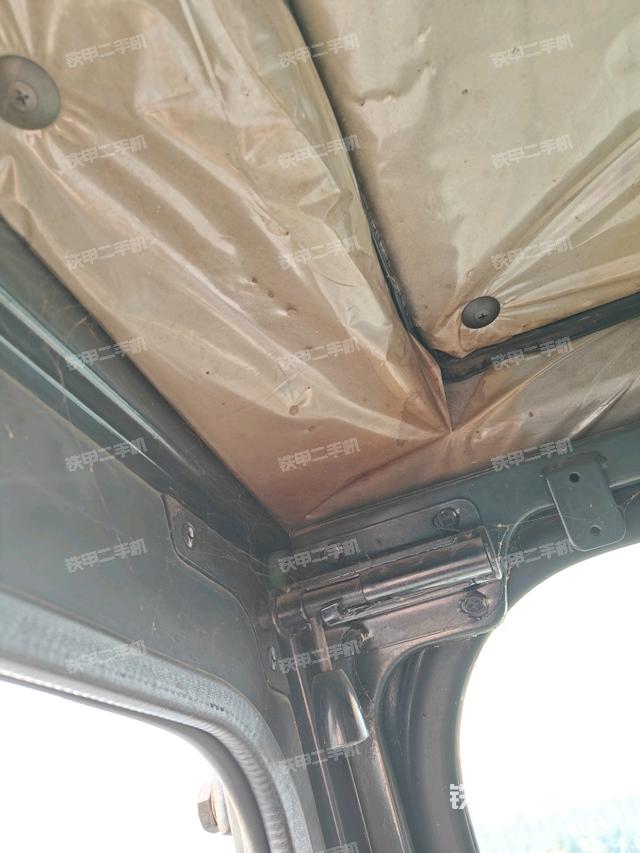 行走控制手柄和踏板?俯拍（駕駛室部分）