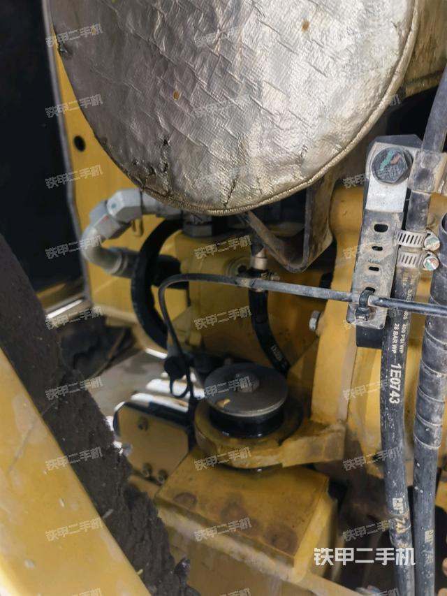 液壓泵艙室正面整體(整機外觀) 液壓泵艙室正面整體(整機外觀)