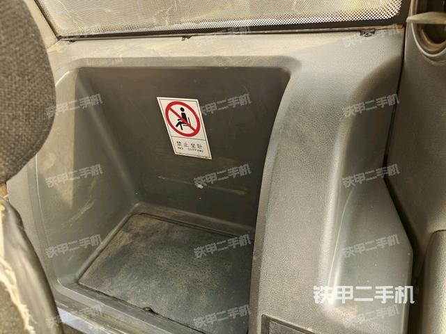 左后方玻璃角標（駕駛室部分）