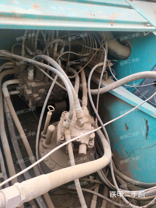 回轉(zhuǎn)馬達和主控閥(整機外觀) 回轉(zhuǎn)馬達和主控閥(整機外觀)