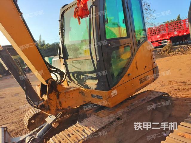 駕駛室頂部(整機(jī)外觀) 駕駛室頂部(整機(jī)外觀)