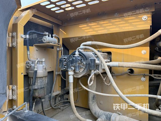 液壓泵艙室正面整體(整機(jī)外觀) 液壓泵艙室正面整體(整機(jī)外觀)