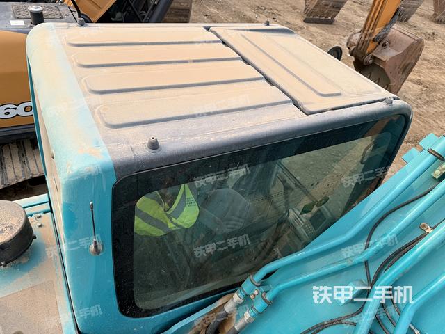 駕駛室頂部（整機外觀）