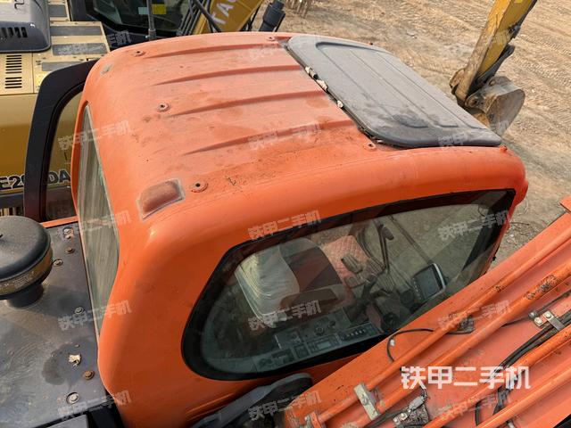 駕駛室頂部(整機外觀) 駕駛室頂部(整機外觀)