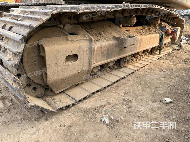 單側(cè)履帶整體(整機外觀) 單側(cè)履帶整體(整機外觀)