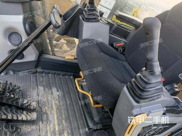 駕駛室整體(整機(jī)外觀) 駕駛室整體(整機(jī)外觀)