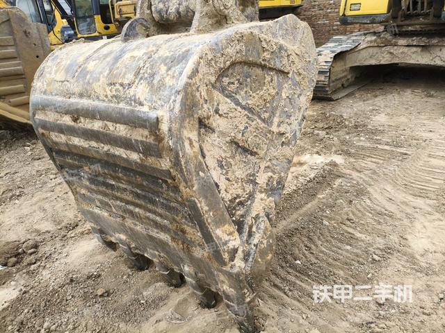 铲斗45度(工作和回转装置) 铲斗45度(工作和回转装置)