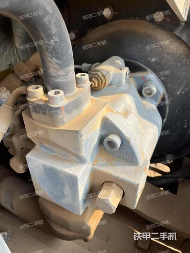 液壓泵艙室正面整體(整機(jī)外觀) 液壓泵艙室正面整體(整機(jī)外觀)