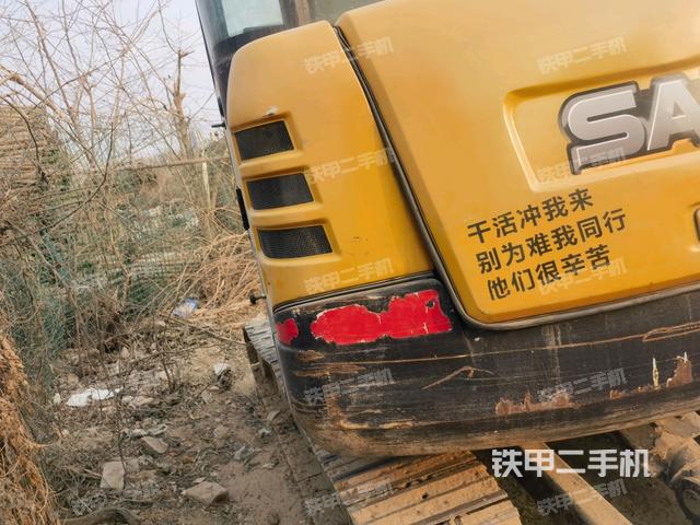 駕駛室頂部(整機(jī)外觀) 駕駛室頂部(整機(jī)外觀)