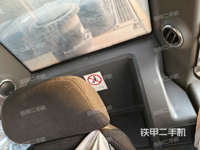 行走控制手柄和踏板?俯拍（駕駛室部分）