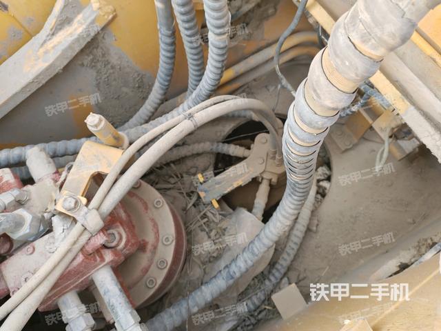 中央回轉(zhuǎn)接頭特寫(xiě)（上車(chē)部件）