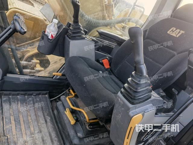 駕駛室整體(整機(jī)外觀) 駕駛室整體(整機(jī)外觀)