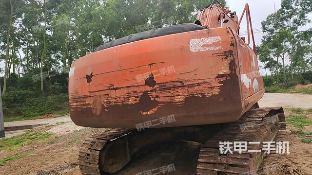 駕駛室整體(整機(jī)外觀) 駕駛室整體(整機(jī)外觀)