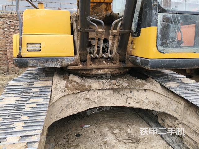 转盘和下车架正前(工作和回转装置) 转盘和下车架正前(工作和回转装置)