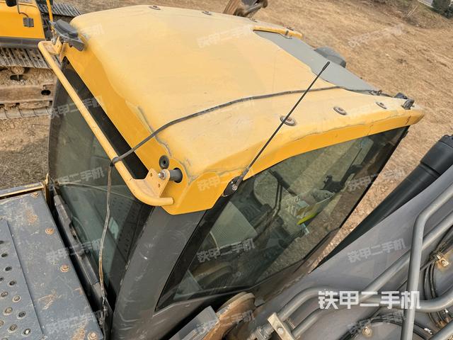 駕駛室頂部(整機(jī)外觀) 駕駛室頂部(整機(jī)外觀)