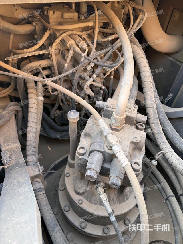 回轉(zhuǎn)馬達(dá)和主控閥（整機(jī)外觀）