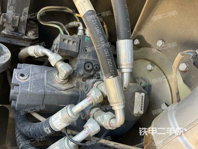 液壓泵艙室正面整體(整機外觀) 液壓泵艙室正面整體(整機外觀)