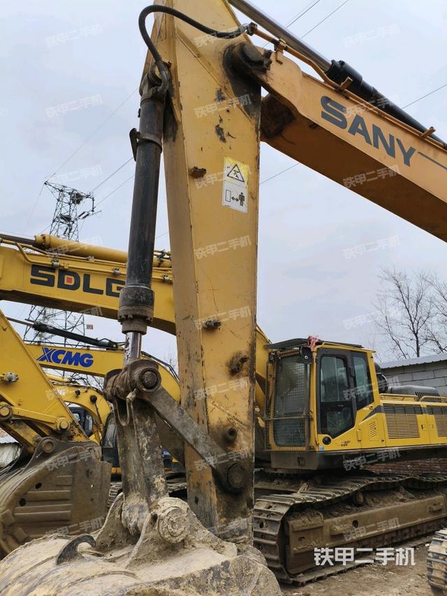 小臂整体左后(工作和回转装置) 小臂整体左后(工作和回转装置)