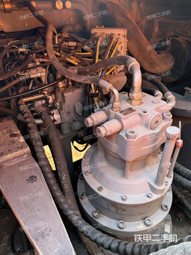 回轉(zhuǎn)馬達(dá)和主控閥（整機(jī)外觀）